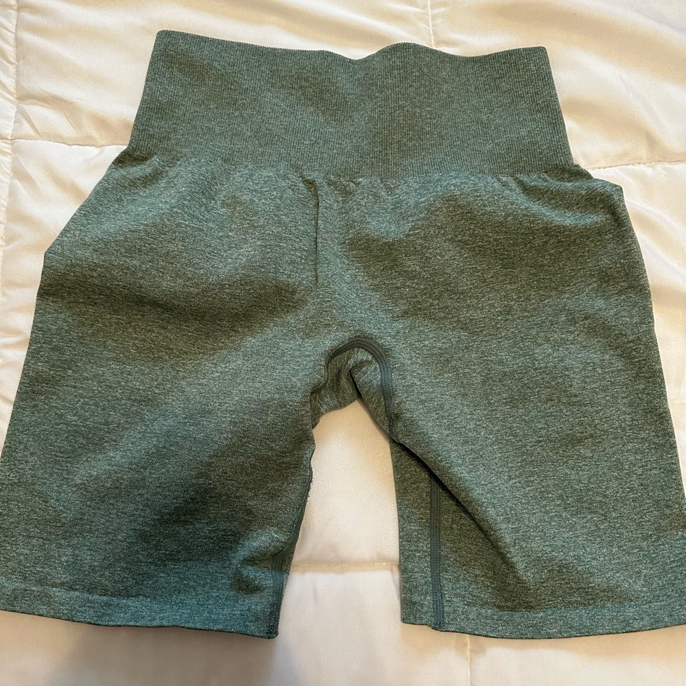 NVGTN Scrunch shorts. - Picture 2 of 2
